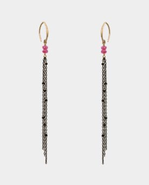 The pink sapphires of the earrings in conjunction with gold-plated ear hooks and small chains of oxidized silver