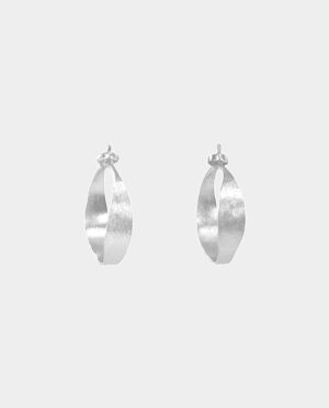 Retro ørering i sølv i klassisk skandinavisk udtryk i et tidløst design som giver dit look et strejf af elegance med en gribende effekt når lyset rammer sølvet