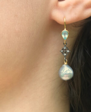 Laura Bassi - øreringe med lyseblå onyx og grå perler - pic. 1