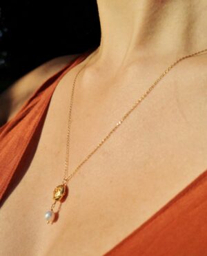 Ann Street Barry - halskæde med amulet og naturlig perle - pic. 1