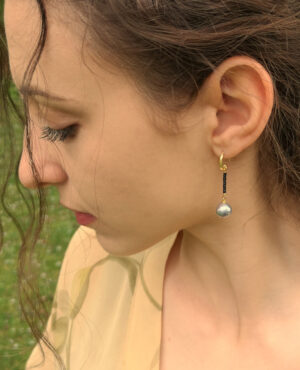 Abigail Adams - øreringe med sort spinel og grå perler - pic. 1