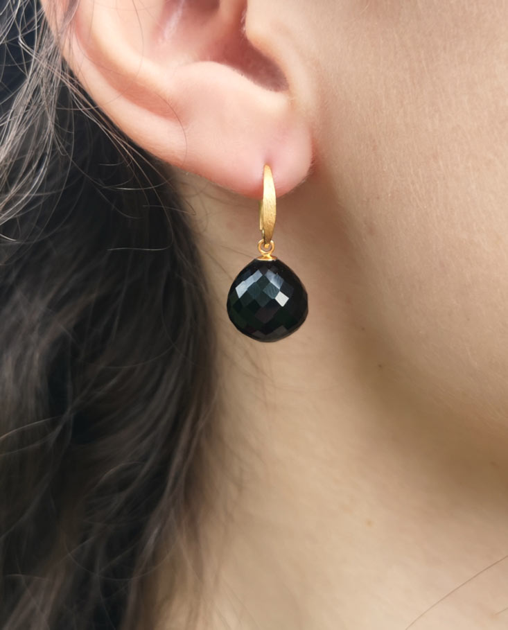 Anna do Rosário - earrings with black onyx and hammered ear hooks - Image 2