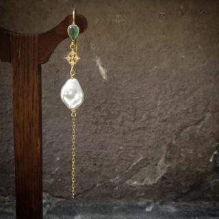 Øreringen her er netop kommet på webshoppen 🕊️
Den har et, på en gang, skulpturelt og let udtryk og er også fin i kombination med andre øreringe i samme øre.
Kan købes enkeltvis🍁

#handcraftedjewelry #ninaroendejewelry #byzantinejewelry #longearrings #pearlearrings